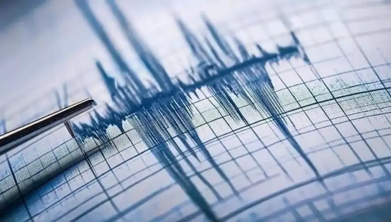 Antalya'da 3,8 Büyüklüğünde Deprem, Halk Arasında Panik Yaratıyor