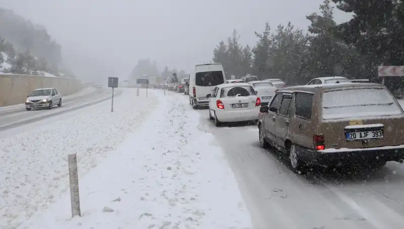 Denizli-Antalya Yolunda Kar Fırtınası: Trafik Kilitlendi