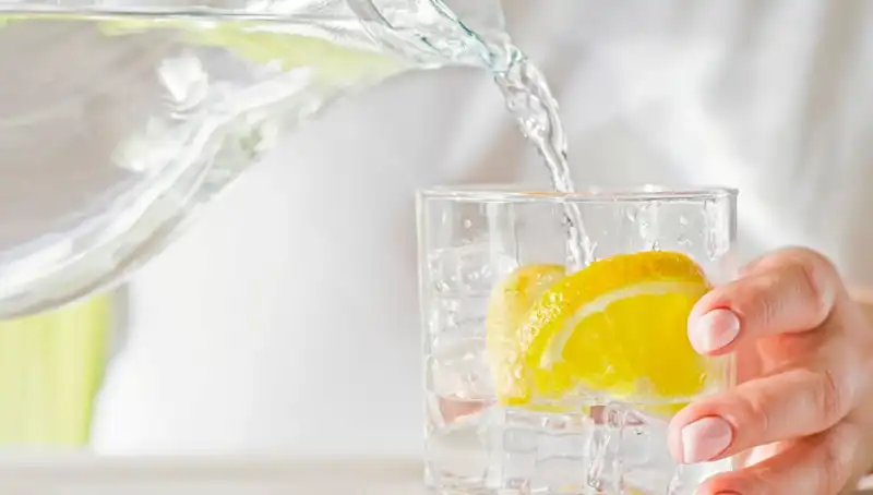 Limonlu Su Tüketmenin Bilinmeyen Yararları: 8 Etki