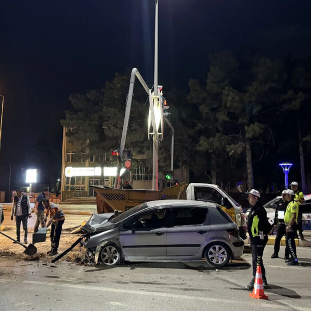 Trafik Sinyalizasyon Direğine Çarpan Araç Kazaya Neden Oldu