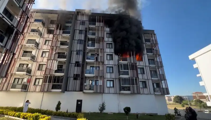 Çanakkale'de Dehşet Veren Yangın: Vatandaşlar Korkuyla Uyanmak Zorunda Kaldı