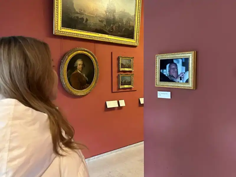 Prens Andrew'un Polis Arabasındaki Fotoğrafı Louvre'de Sergileniyor: Sıradışı Bir Sergi