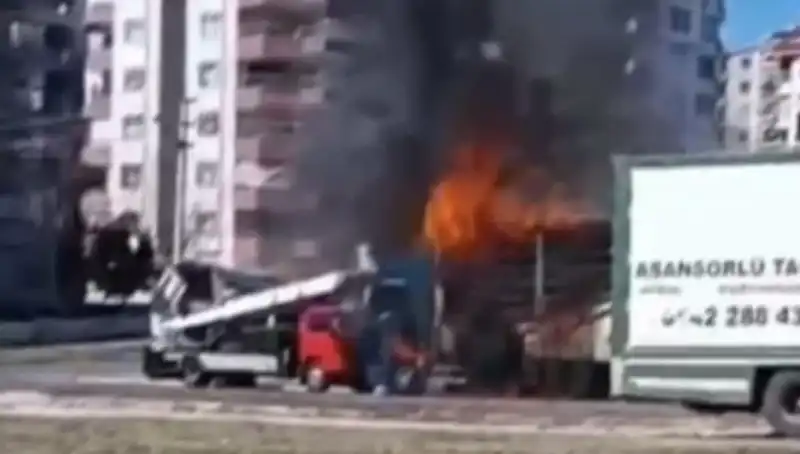 Alev Alev Yanan TIR, Göz Göre Göre Küle Döndü!