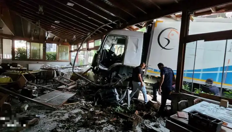 Freni Boşalan Kamyon Restorana Girdi: O Anlar Kamerada