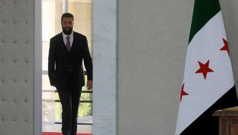 Paris'te Şara-Macron Zirvesi: Fransa Suriye'nin Geleceğine Hızla Adım Atıyor