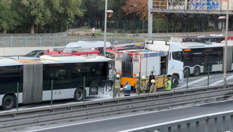 İstanbul'da Metrobüs Yangını: Şehirde Trafik Felaketi Yaşanıyor
