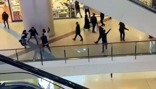 İstanbul’da Alışveriş Merkezinde Hayret Verici Kavga Olayı!