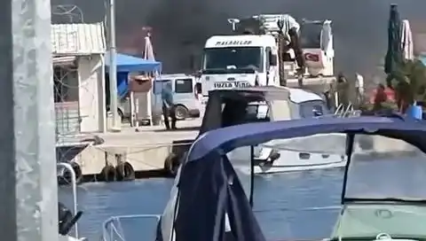 Tuzla'daki Balıkçı Barınağında Korkutan Lastik Yangını Patlak Verdi