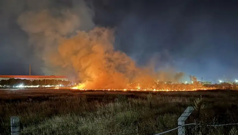 İzmir'de Gece Yarısı Yangın Paniği: Olay Yeri Korku Dolu Anlara Sahne Oldu