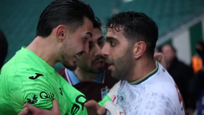 Konyaspor-Trabzonspor Maçında Gergin Anlar: Futbolcular Arasında Savaş Büyüdü