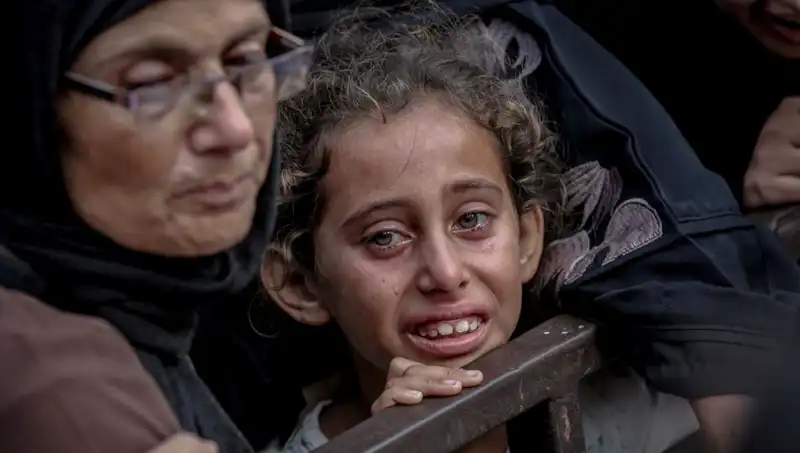 Gazze'de Yaşanan Açlık Krizi: İsrail Askerleri Yemekleri Toprağa Gömüyor!