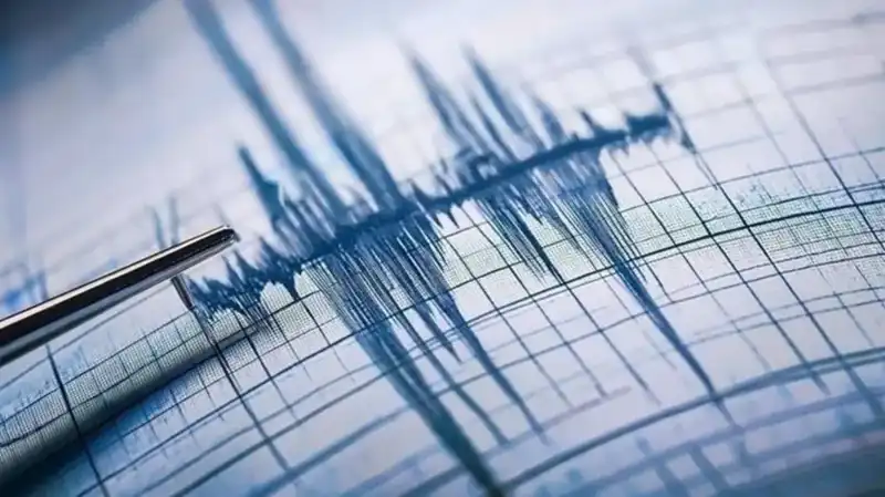 Ege Denizi'nde 4,8 Büyüklüğünde Deprem: Neler Oluyor?