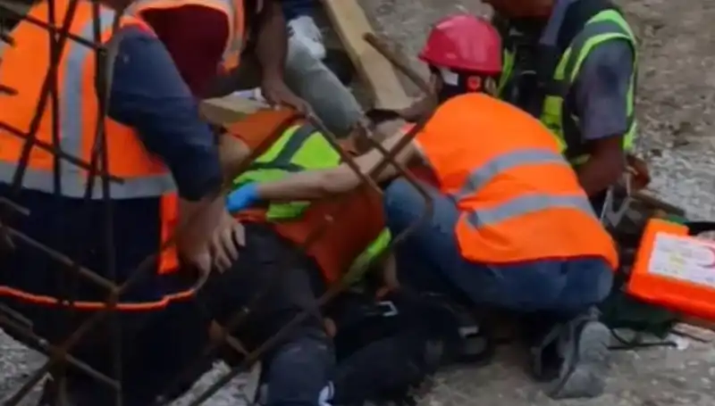Adana'da İnşaat Kazası: İki İşçi Hastaneye Kaldırıldı