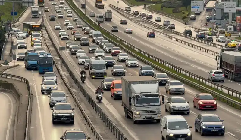 İstanbul Sabah Trafiği: Anadolu Yakası'nda Araçlar Adım Adım İlerliyor