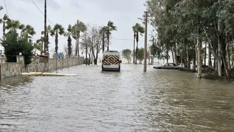 Göl Taşkını Sonucu İlçe Sular Altında Kaldı: Araçlar ve Evler Tehlikede