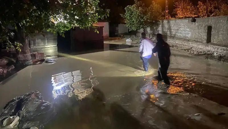 20 Dakikalık Yağış Felakete Neden Oldu: 1 Ev Çöktü, 3 Ev Boşaltıldı