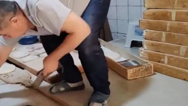 Fırında Hijyen İhlali: Pide Tezgahına Terlikle Basan İşletmeye Şok Ceza