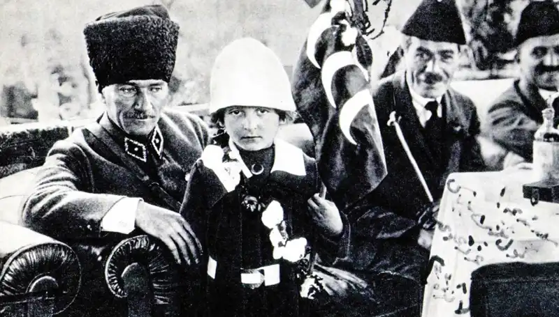 Unutulmaz Fotoğrafın Hikayesi: Şapkanın Altında Saklı Bir Bayram Perdesi