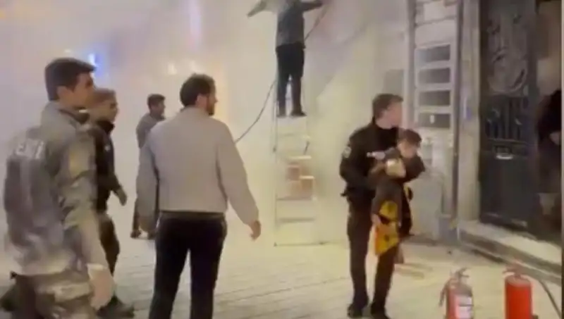 Beyoğlu'ndaki Büfede Meydana Gelen Yangında Çocuk Kahramanlarla Kurtarıldı
