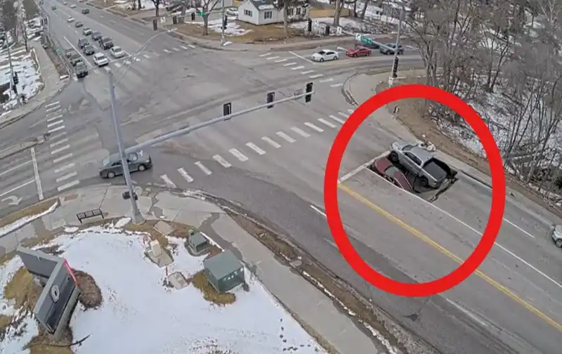 ABD'de Yeraltı Çökmesi: Arabalar Bir Anda Yutuldu!