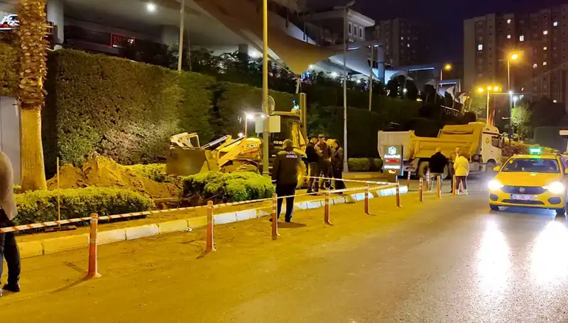 Avm Girişinde Doğalgaz Kaçağı Paniği: Alışverişçiler ve Çalışanlar Tahliye Edildi