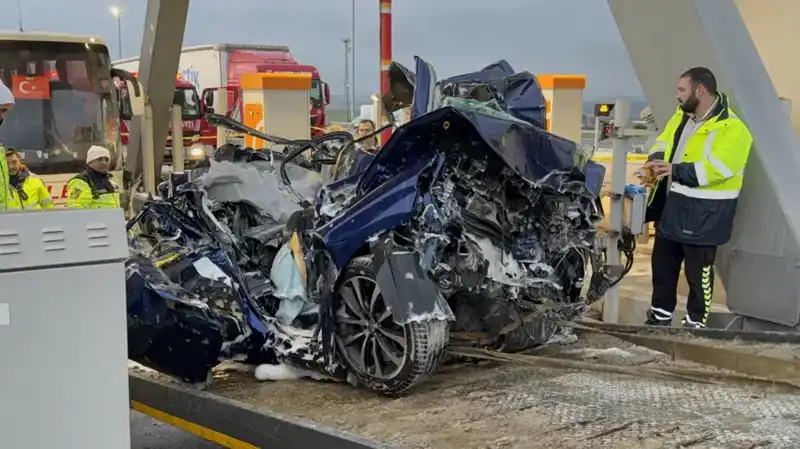 Silivri'de Korkunç Kaza: Otomobil, Gişe ile Otobüs Arasında Sıkıştı!