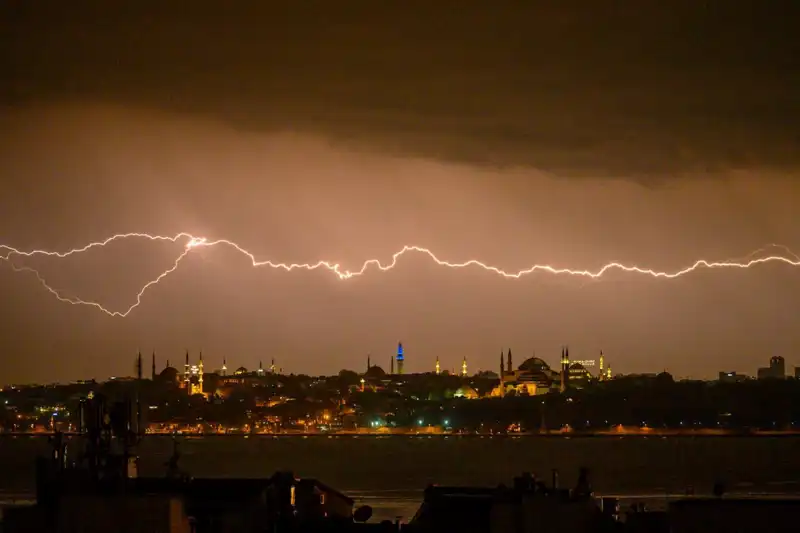 İstanbul'da Beklenmedik Hava Değişikliği: Sıcaklık 22 Derece Düşecek!