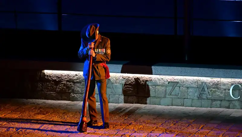 Anzak Koyu'nda Duygusal Şafak Ayini: Kahramanları Anma Günü