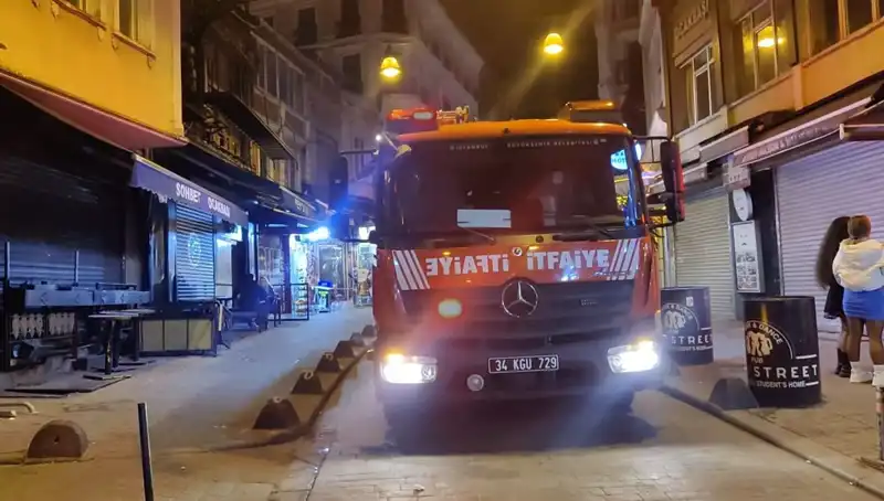 Beyoğlu'nda Asansör Boşluğuna Düşen Müşteri Etrafta Şok Etkisi Yarattı!