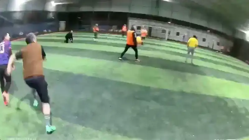 Halı Sahada Yaşanan Şok Olay: Çatı Çöktü, Futbolcular Fırtına Gibi Uçtu!