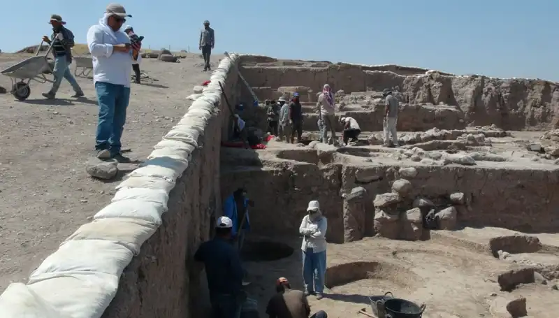 Kilis'teki Oylum Höyük'te Sıcak Hava Etkisiyle Kazı Çalışmaları Devam Ediyor