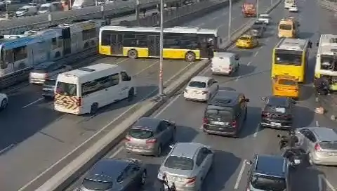 İstanbul'da Şok Trafik Kazası: İETT Otobüsü İki Araca Çarptı!