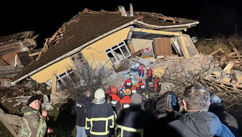 Sinop'ta Terkedilmiş Evler Heyelan Kurbanı Oldu, Üç Ev Yıkıldı