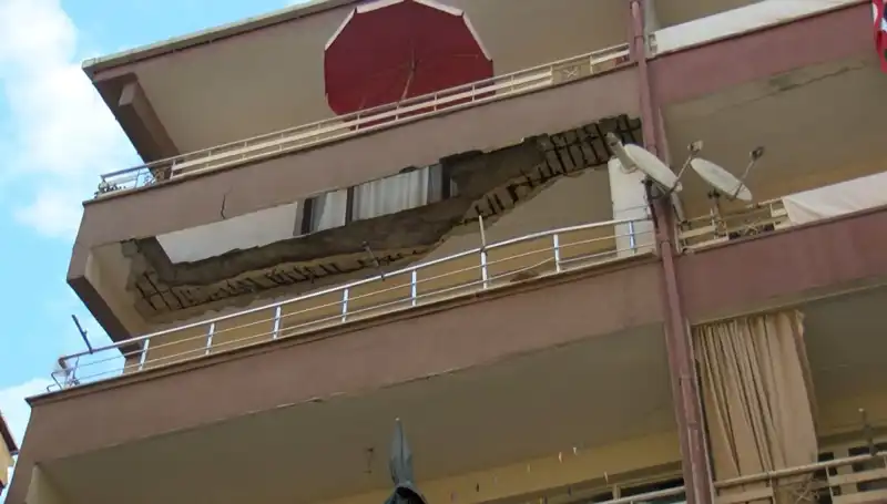 Güngören'de Faciaya Yol Açan Balkon Çökmesi: Olayın Ayrıntıları