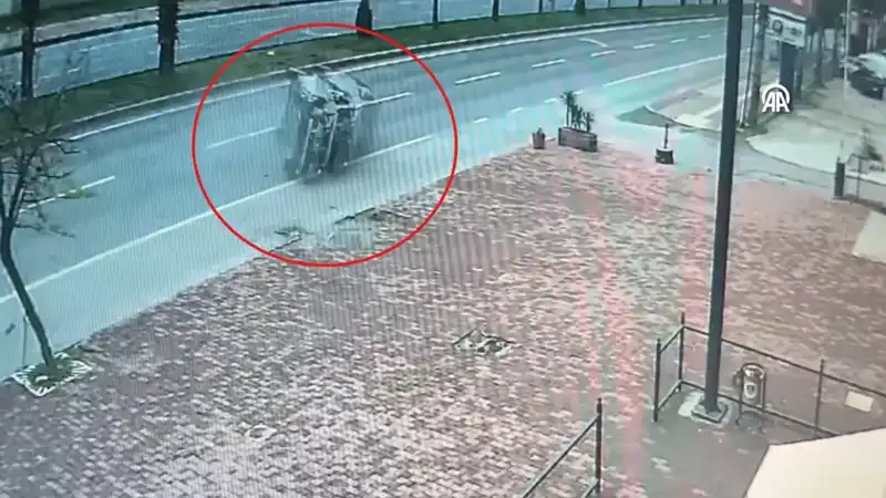 Güvenlik Kamerasında Görüntülendi: 2 Yaralı Korkunç Kaza Anı